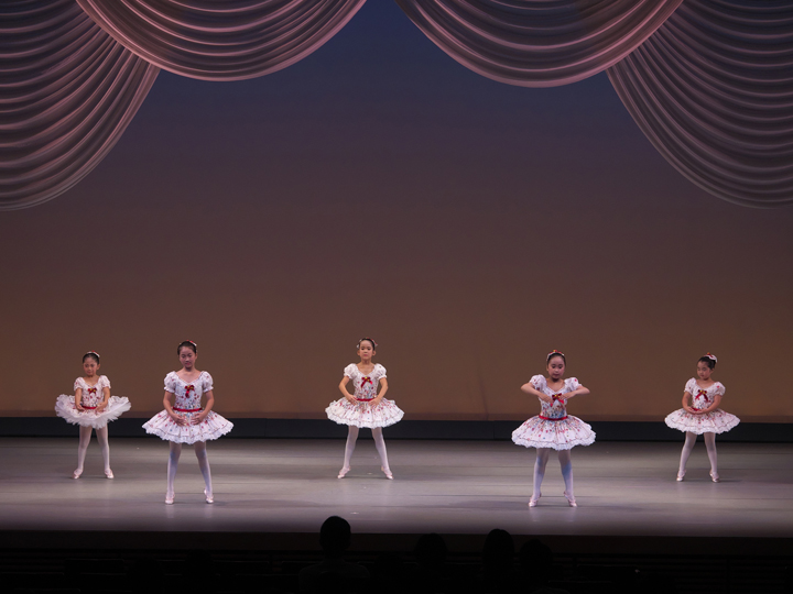 幼少クラス（3歳から未就学児）発表会の様子